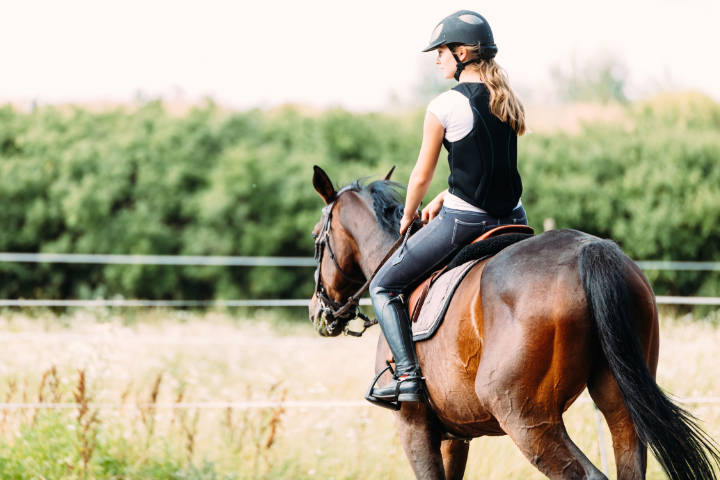 Mit Helm und Schutzweste beim Reittraining